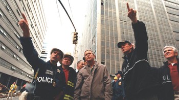 Presiden George Bush meninjau langsung tempat kejadian dan kemudian mengumumkan perang melawan Al Qaeda. Foto: Secret Service