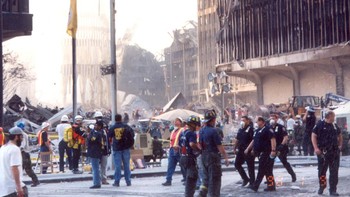 Warga dan aparat berkumpul setelah kondisi dipandang aman. Foto: Secret Service