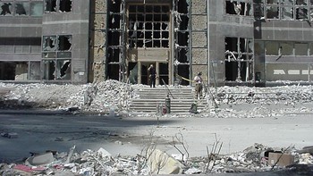 Puing-puing berserakan di mana-mana. Foto: Secret Service