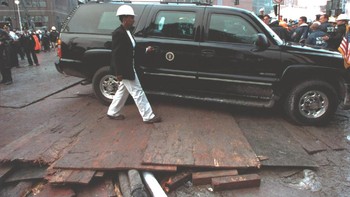 Mobil presiden melintas di antara reruntuhan bangunan. Foto: Secret Service