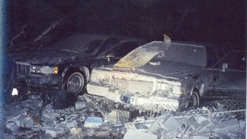 Mobil-mobil pun terbakar di parkiran. Foto: Secret Service