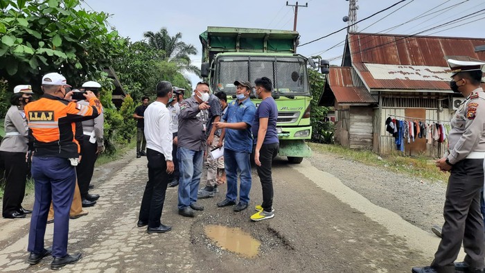 Sopir truk protes soal perbaikan jalan di Riau (dok. Istimewa)