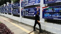 Pagar belakang Gedung DPR dipenuhi spanduk maupun bendera Partai Demokrat.