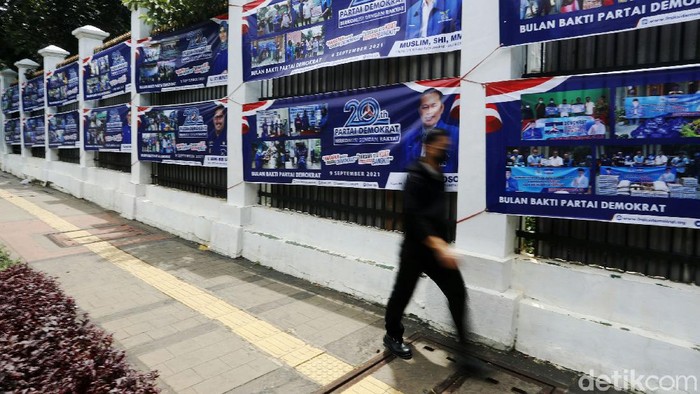 Spanduk HUT Partai Demokrat Penuhi Pagar Gedung DPR Partai Demokrat (PD) merayakan hari ulang tahun (HUT) yang ke-20. Spanduk-spanduk HUT PD pun menghiasi pagar Gedung DPR RI.