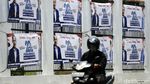 Spanduk HUT Partai Demokrat Penuhi Pagar Gedung DPR