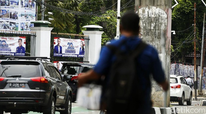 Spanduk HUT Partai Demokrat Penuhi Pagar Gedung DPR Partai Demokrat (PD) merayakan hari ulang tahun (HUT) yang ke-20. Spanduk-spanduk HUT PD pun menghiasi pagar Gedung DPR RI.