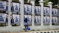Spanduk Partai Demokrat mewarnai lingkungan sekitar Gedung DPR. 