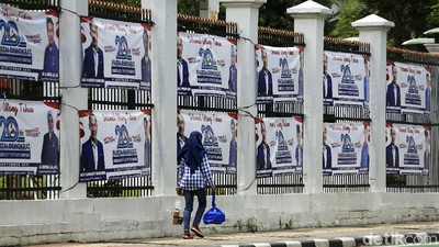 Spanduk HUT Partai Demokrat Penuhi Pagar Gedung DPR