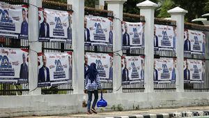 Spanduk HUT Partai Demokrat Penuhi Pagar Gedung DPR