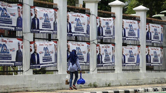 Spanduk HUT Partai Demokrat Penuhi Pagar Gedung DPR Partai Demokrat (PD) merayakan hari ulang tahun (HUT) yang ke-20. Spanduk-spanduk HUT PD pun menghiasi pagar Gedung DPR RI.