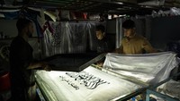 Proses penyablonan ini dilakukan oleh sekitar 4 orang pekerja. Hal itu dilakukan karena banyaknya pesanan bendera.