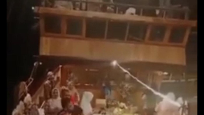 Tangkapan layar ibu-ibu di Makassar berjoget ria-tak bermasker di kapal wisata. (dok. Istimewa)