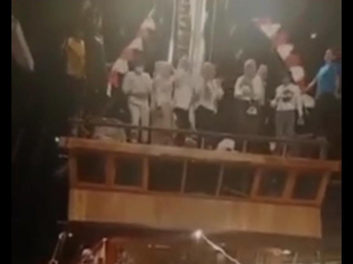Tangkapan layar ibu-ibu di Makassar berjoget ria-tak bermasker di kapal wisata. (dok. Istimewa)