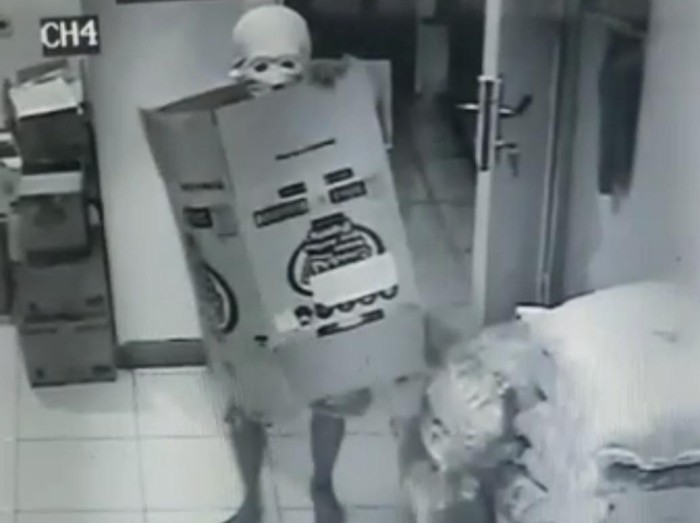 Tangkapan layar rekaman CCTV maling bertopeng bobol minimarket di Pandeglang