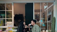 Taqy Malik dan sang istri Sherel Thalib dikenal sebagai pasangan yang romantis. Ini momen keduanya saat ngopi bareng di kafe Ruang Saji. Foto: Instagram @taqy_malik