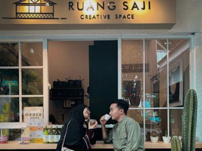 Begini Gaya Taqy Malik saat Ngopi Bareng Istri
