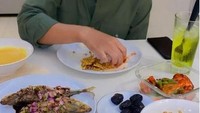 Momen kulineran Taqy Malik juga semakin seru setelah menikah dengan Sherel Thalib. Ia sering menikmati makanan buatan sang istri seperti ikan, sayur dan tempe. Foto: Instagram @taqy_malik