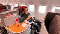 Gaya kulineran Taqy Malik juga terbilang mewah. Seperti yang terlihat pada foto ini, Taqy Malik asyik menikmati santapan di dalam pesawat. Foto: Instagram @taqy_malik