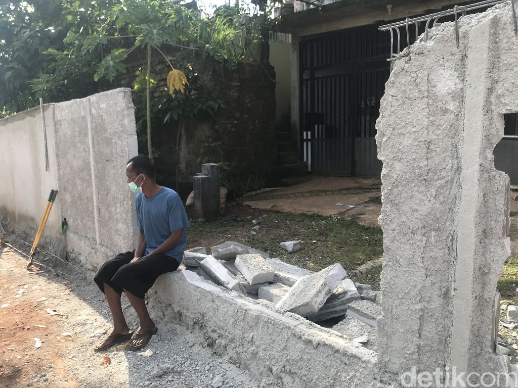 Tembok perumahan antara Perumahan Bukit Nusa Indah dan permukiman warga Kampung Bulak, Kelurahan Serua, Ciputat, Tangsel, dibongkar, 13 September 2021. (Faiz Iqbal Maulid/detikcom)