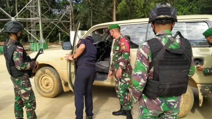 Personel Satuan Tugas Pengamanan Perbatasan (Satgas Pamtas) Indonesia - Malaysia menggagalkan penyelundupan satu unit mobil Toyota Land Cruiser VX 80 asal Malaysia.