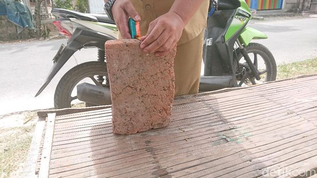 tumpukan batu bata diduga struktur bangunan kuno ditemukan di lamongan