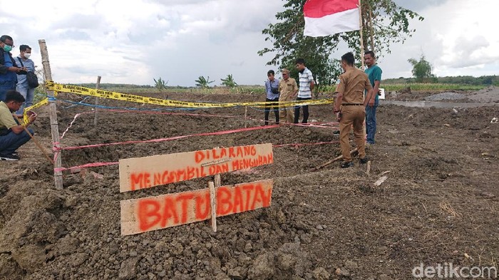 tumpukan batu bata diduga struktur bangunan kuno ditemukan di lamongan