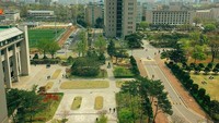 Foto: Instagram Konkuk University Konkuk University merupakan tempat berkuliah para artis-artis top loh. Jin BTS, Minho Shinee, Lee Jong Suk, Lee Minho, dan Bae Doona merupakan alumni kampus ini. Beberapa drama juga syuting di Konkuk University yaitu Tale of the Nine Tailed, My ID is Gangnam Beauty, While You Were Sleeping, Strongest Deliveryman, Goblin, Chicago Typewriter, dan lain sebagainya.