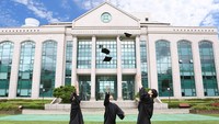 Foto: Instagram University of UlsanBagi kalian penonton drama Nevertheless dan ingin tahu dimana tempat syutingnya, jawabannya adalah University of Ulsan. Drama ini memiliki banyak ruang-ruang seni. Menariknya pemain pemeran utama drama tersebut Han So Hee juga berasal dari Ulsan dan alumni dari Ulsan Arts High School.