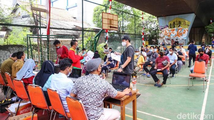Sejumlah masyarakat mengantre untuk mendapatkan vaksinasi di RPTRA Gondangdia, Jakarta, Senin (13/9/2021). Hingga Minggu (12/9/2021) pukul 12.00 WIB, jumlah masyarakat yang sudah divaksinasi dosis kedua sebanyak 41.734.734 orang atau 20,04 persen dari total target sasaran vaksinasi.