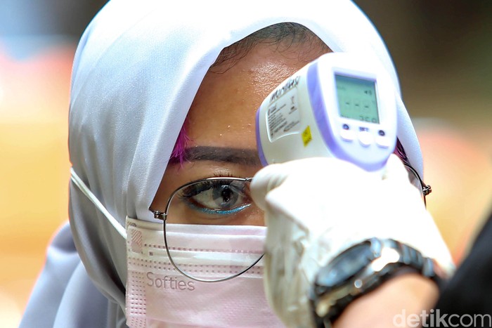 Sejumlah masyarakat mengantre untuk mendapatkan vaksinasi di RPTRA Gondangdia, Jakarta, Senin (13/9/2021). Hingga Minggu (12/9/2021) pukul 12.00 WIB, jumlah masyarakat yang sudah divaksinasi dosis kedua sebanyak 41.734.734 orang atau 20,04 persen dari total target sasaran vaksinasi.