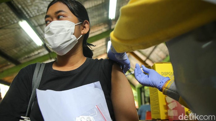 Sejumlah masyarakat mengantre untuk mendapatkan vaksinasi di RPTRA Gondangdia, Jakarta, Senin (13/9/2021). Hingga Minggu (12/9/2021) pukul 12.00 WIB, jumlah masyarakat yang sudah divaksinasi dosis kedua sebanyak 41.734.734 orang atau 20,04 persen dari total target sasaran vaksinasi.