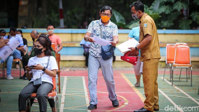 Sejumlah masyarakat mengantre untuk mendapatkan vaksinasi di RPTRA Gondangdia, Jakarta, Senin (13/9/2021). Hingga Minggu (12/9/2021) pukul 12.00 WIB, jumlah masyarakat yang sudah divaksinasi dosis kedua sebanyak 41.734.734 orang atau 20,04 persen dari total target sasaran vaksinasi.