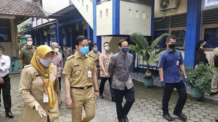 Wali Kota Solo Gibran Rakabuming Raka mendampingi Mendikbudristek Nadiem Makarim saat memantau jalannya pembelajaran tatap muka