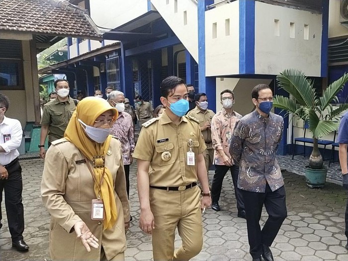 Wali Kota Solo Gibran Rakabuming Raka mendampingi Mendikbudristek Nadiem Makarim saat memantau jalannya pembelajaran tatap muka