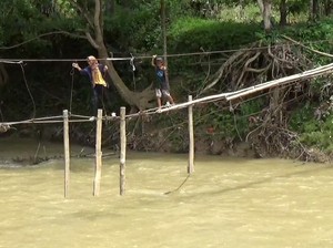 Siswa di Luwu Bertaruh Nyawa Seberangi Sungai di Seutas Tali Jembatan Rusak