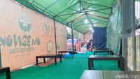 Warung Korean tendaan ini menawarkan konsep lesehan. Jadi para pelanggan di sini harus membuka alas kakinya sebelum masuk ke dalam. Foto: detikFood/Riska Fitria