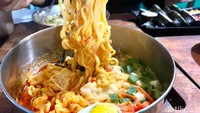 Salah satu menu yang menjadi andalan adalah Cheese Ramyun seharga Rp 30.000. Seporsinya dilengkapi dengan nori, telur, chicken chunk, lembaran keju dan wortel. Foto: detikFood/Riska Fitria