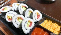 Selain itu, menu kimbap seharga Rp 20.000-an juga tak kalah enak. Satu porsinya berisi 8 buah dan disajikan dengan mayonaise dan saus cabai. Foto: detikFood/Riska Fitria