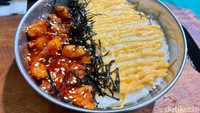 Ada banyak menu makanan khas Korea yang ditawarkan di sini. Mulai dari tteokbokki, kimbap, kimchi, ramyun dan masih banyak lagi. Foto: detikFood/Riska Fitria