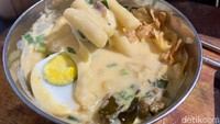 Untuk varian keju, tteokbokki tersebut dilengkapi dengan kerupuk pangsit mini, telur, nori, lembaran keju, daun bawang dan chicken chunk. Foto: detikFood/Riska Fitria