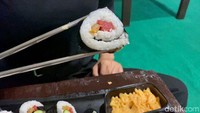 Warung Korea ini buka setiap hari mulai dari jam 17.00 hingga 00.00 WIB. Selain itu, menunya juga bisa dipesan secara online. Foto: detikFood/Riska Fitria