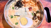 Untuk menu pendamping jangan lupa mencicip tteokbokkinya di sini. Ada dua varian yakni original dan keju yang dibanderol dengan harga Rp 23.000-an. Foto: detikFood/Riska Fitria