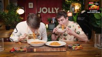 Siapa yang tak mengenal mie instan? Produk mie kemasan yang praktis dimasak dan ditawarkan dengan harga terjangkau. Hampir di setiap negara memiliki produk mie instan dengan beragam varian. YouTuber Inggris Cicip Puluhan Rasa Indomie. YouTube JOLLY
