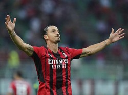Ibrahimovic kini selevel dengan Cristiano Ronaldo dan Lionel Messi, sebagai pemain yang masih aktif dan sudah mencetak 400 gol atau lebih (AP)