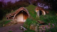 Rumah hobbit di tempat wisata di Indonesia juga sudah banyak. Tapi rumah hobbit di Wales ini benar-benar bisa ditinggali loh. Pembuat rumah ini adalah seorang fotografer yang sangat menggemari film Lord of The Ring. Dalam membuat rumah hobbit ini dia hanya menghabiskan uang US$ 5.200 atau setara Rp 73,8 juta (kurs Rp 14.200). Dok. Earthporn.