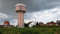 Jangan salah lihat, itu bukan menara air, tapi rumah. Bangunan ini memang tadinya merupakan menara air setinggi 100 kaki. Bangunan di Belgia ini dulunya juga digunakan sebagai persembunyian dari kejaran tentara Nazi pada perang dunia II. Bham Design Studio akhirnya memutuskan untuk mengubah bangunan itu menjadi rumah yang sangat nyaman. Dok. Boredpanda.