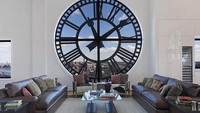 Hunian ini yang paling mahal dari semua daftar yang ada di berita ini. Lokasinya berada di dalam Brooklyns Clock Tower dengan harga US$ 18 juta atau setara Rp 255,6 miliar. Selain tinggal di dalam menara jam besar, hunian ini menawarkan pemandangan terbagi di kota New York. Dok. Business Insider.