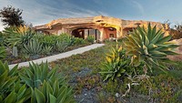 Satu lagi rumah yang didesain karena terinspirasi dari sebuah film. Rumah ini hampir seperti replika dari film Flintstones. Rumah ini dihargai US$ 3,5 juta atau setara Rp 49,7 miliar. Dok. Earthporn.