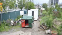 Terlihat seperti tempat sampah, padahal itu rumah milik seseorang loh. Pemiliknya adalah Gregory Kloehn, seorang desainer asal California. Ya memang dia membuat rumahnya itu dari sebuah tempat sampah tua. Meski kecil rumahnya itu bisa menyimpan microwave oven, kulkas, bahkan toilet. Dok. Blogspot.