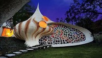 Rumah kerang raksasa ini isinya bukan kerang tapi manusia. Rumah yang berada di Meksiko ini dibuat karena terinspirasi dari karya arsitek Antoni Gaudi dan Frank Lloyd Wright di Arquitectura Organica. Kedua orang itu menciptakan rumah besar berbentuk kerang untuk keluarga beranggotakan empat orang di Mexico City. Dok. Elmeme.